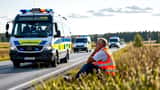 Paramedicinare hjälper skadad busspassagerare vid Ödåkra utanför Helsingborg