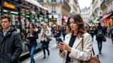 Femme frustrée à Paris brandissant son smartphone sans réseau, panne Syma Mobile septembre 2026