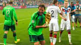 Jogador a segurar o troféu da Copa do Mundo FIFA, símbolo de prémios desportivos milionários