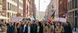 Friedliche Demonstration in Berlin mit Teilnehmern und Plakaten bei Tageslicht