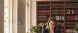 Advogada portuguesa a consultar documentos num escritório jurídico em Lisboa