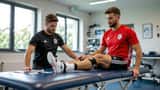 Jovem futebolista português a fazer reabilitação ao tornozelo numa clínica de medicina desportiva em Lisboa