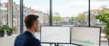 Financieel adviseur in Amsterdam analyseert beleggingsportefeuille met Rode Zee-risico op schermen