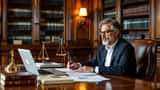 Sala do Tribunal de Cascais com ecrã de videoconferência e documentos judiciais durante julgamento de violência doméstica