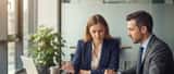 Femme consultant un avocat spécialisé en droit du travail dans un bureau parisien