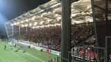 Match de rugby en Pro D2, joueurs en contact au sol, stade en plein air