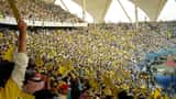 Estádio King Fahd em Riyadh com adeptos de futebol saudita durante uma partida