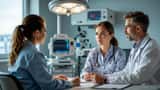 Læge undersøger patient med luftvejssymptomer efter krydstogtrejse
