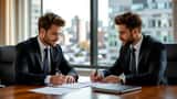 Jeune athlète signant un contrat international en présence d'un avocat