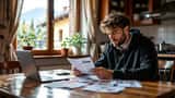Tifoso atalantino esamina documenti di viaggio e biglietti per la trasferta europea