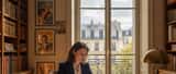 Avocate parisienne étudiant des contrats de droits d'auteur cinématographiques dans son bureau