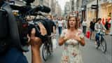 Vrouw op straat verrast door camera, privacy rechten in openbare ruimte
