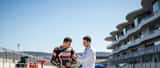 Piloto de motociclismo português sendo examinado por médico desportivo no paddock do Autódromo de Portimão, moto BMW ao fundo