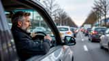Bestuurder in bumper-aan-bumper verkeersdrukte op de A12 bij Den Haag, september 2026