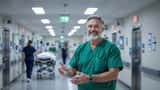 Paramédico a avaliar doente com sinais de AVC no corredor de urgência hospitalar em Lisboa