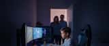 Criança portuguesa jogando videojogos tarde da noite com pais preocupados à porta