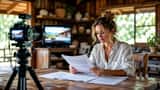 Mulher brasileira analisando contrato de participação em reality show em ambiente rural