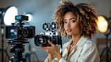 Stijlvolle vrouwelijke filmregisseur op filmset in 2026 met camera