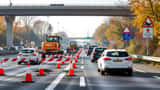 File op afgesloten parallelbaan van de A15 bij Rotterdam met wegwerkzaamheden
