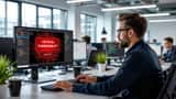 Professionnel IT consultant son écran Windows avec alertes de sécurité critiques dans un bureau parisien