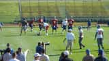 NFL-Quarterback wirft Ball beim Training Camp — Sportmedizin für Athleten auf allen Ebenen