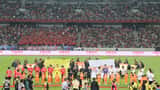 Spillere fra Shenzhen FC stiller opp til kampstart i Kinesisk Superliga, klubben Ole Selnæs representerte