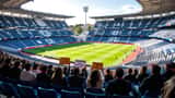 Bijna leeg Italiaans voetbalstadion met protestborden tijdens de Lazio-boycot 2026