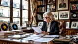Conseillère en gestion de patrimoine analysant les droits d'auteur d'un artiste dans un bureau parisien