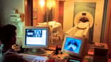 Patient dans un scanner IRM à l'hôpital — hémorragie cérébrale et prise en charge neurologique