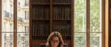 Avocate parisienne en cabinet consultant des documents juridiques sur droit pénal routier