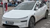 Tesla Model Y 2025 parkerad vid serviceverkstad i Sverige