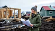 Húseigandi og byggingarfulltrúi yfirfara leyfisumsókn og teikningar í byggingarfulltrúaembætti í Reykjavík