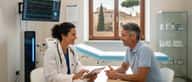 Dottoressa italiana in camice bianco durante una consultazione medica in una clinica moderna