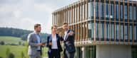 Jourelektriker inspekterar elcentral i en svensk lägenhet på kvällen