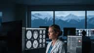 Radiologue analysant des images IRM sur écran de diagnostic dans la salle de lecture d'un hôpital canadien