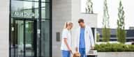 Dyrlæge undersøger en golden retriever på en behandlingsbord i en moderne dansk klinik