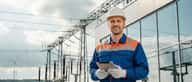 Eletricista brasileiro com equipamento de segurança inspecionando painel elétrico residencial em São Paulo