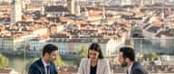 Dansk virksomhedsejer og revisor gennemgår dokumenter sammen i et moderne kontor i København