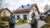Deutsche Hausbesitzerin unterzeichnet MaStR-Anmeldeformular für ihre Photovoltaikanlage am Schreibtisch in Stuttgart