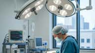 Vétérinaire chirurgienne française canadienne opérant un golden retriever dans une salle de chirurgie vétérinaire moderne à Montréal