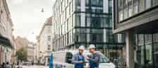 Elektriker installerer stikkontakt i dansk hjem med nordisk indretning