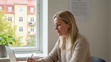 Svensk kvinna i hemmakontor planerar semesterledighet med RALS-dokument, naturligt morgonljus, Stockholmshem