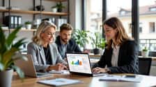 Mains analysant un plan de financement de formation CPF sur documents imprimés à Bordeaux