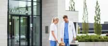Dyrlæge undersøger en golden retriever på en behandlingsbord i en moderne dansk klinik