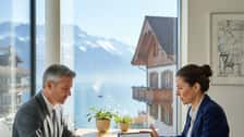 Consultation financière dans un bureau de Lausanne avec vue sur le lac Léman
