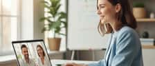 Svensk tonåring vid skrivbord med laptop som visar videosamtal med en privatlärare online