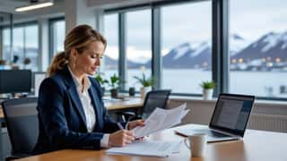 HR-ansvarlig annoterer tariffavtale-dokumenter ved administrasjonskontor i Tromsø