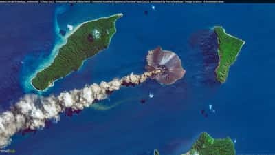 Satellietopname van de Anak Krakatau vulkaan in Indonesië met zichtbare rookpluim