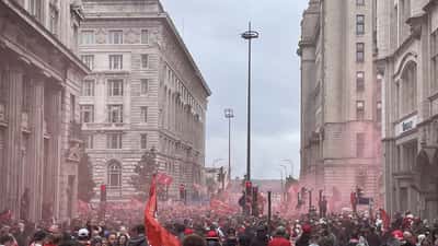 Liverpool FC -fanit juhlimassa kadulla 2025