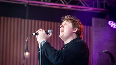 Lewis Capaldi på scenen, sanger med Tourettes syndrom der optrådte på Smukfest 2026
